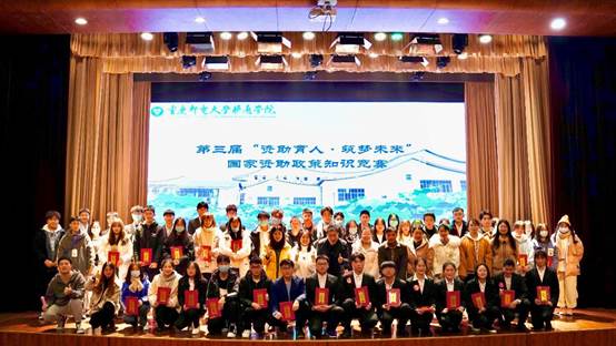 图片包含 游戏机, 桌子, 人们描述已自动生成