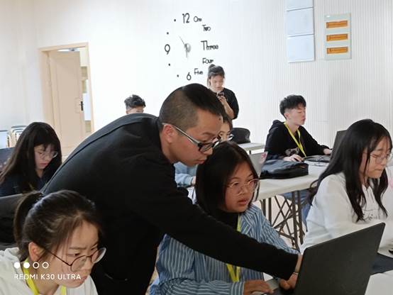 一群人正在聊天描述已自动生成